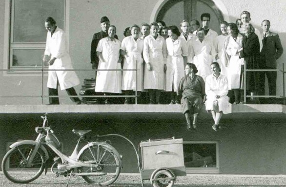 WALA Team in den 50er Jahren vor dem Firmengebäude im Bosslerweg
